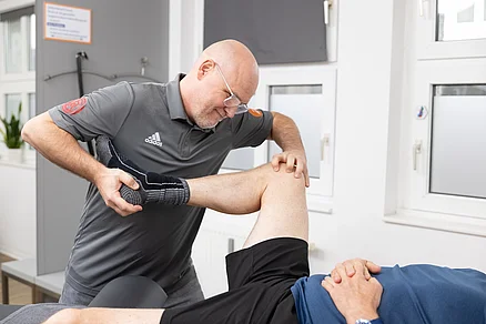 Knie Mobilisation mit gleichzeitigen Meniskustest rechtes Knie. Kniemobilisation
