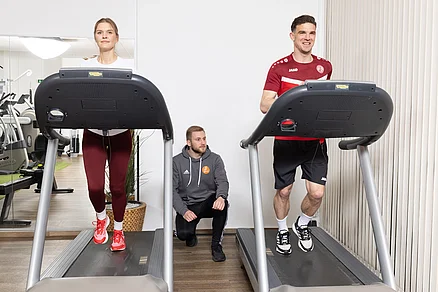 Auf den Laufbändern wird die Ausdauerleistungsfähigkeit trainiert. Dank unseres modernen Chipsystems kann auch ein Intervalltraining programmiert werden, welches automatisch gestartet wird. Laufband