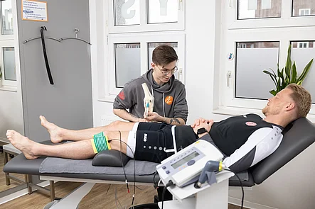 Wir unterscheiden zwischen Ultraschall -und Reizstromtherapie. Beides ist eine gute Ergänzung zu den herkömmlichen Behandlungsmethoden. Ziel einer Elektrotherapie ist die Schmerzlinderung. Elektrotherapie (ET)