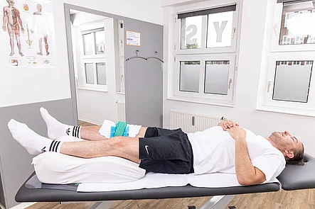 Besonders effektiv kommt die Kältetherapie bei Akutverletzungen im Sport zum trage. Wir benutzen den Eislolli bei akuten Maßnahmen , nach der Rehabilitation oder als Gelkissen. Kältebehandlung