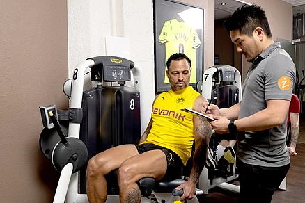 Hier wird der Beinstrecker Musculus quadriceps femoris trainiert. Der Trainer erklärt die Bewegungsausführung. Bei Knieproblemen kann auch eine schonendere Bewegungsausführung (exzentrisch) durchgeführt werden. Personell Training Beinstrecker