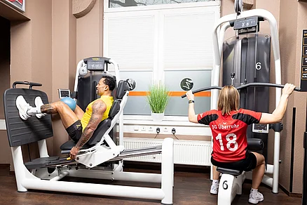 An der Beinpresse werden die Oberschenkel (Musculus quadriceps femoris) trainiert. Aber auch der Gesäßmuskel (Gluteus Maximus wird trainiert.)Mit dem Latzug werden gezielt verschiedene Muskelgruppen trainiert. Latissimus Dorsi u Trapez Beinpresse Latzug